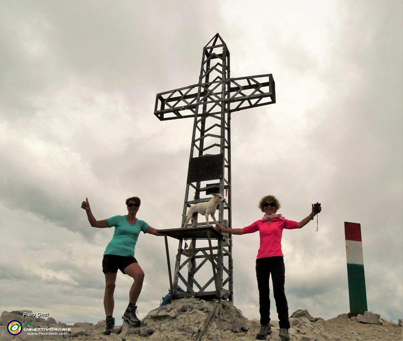 77 Alla croce di vetta del Pizzo Arera (2512 m).JPG -                                